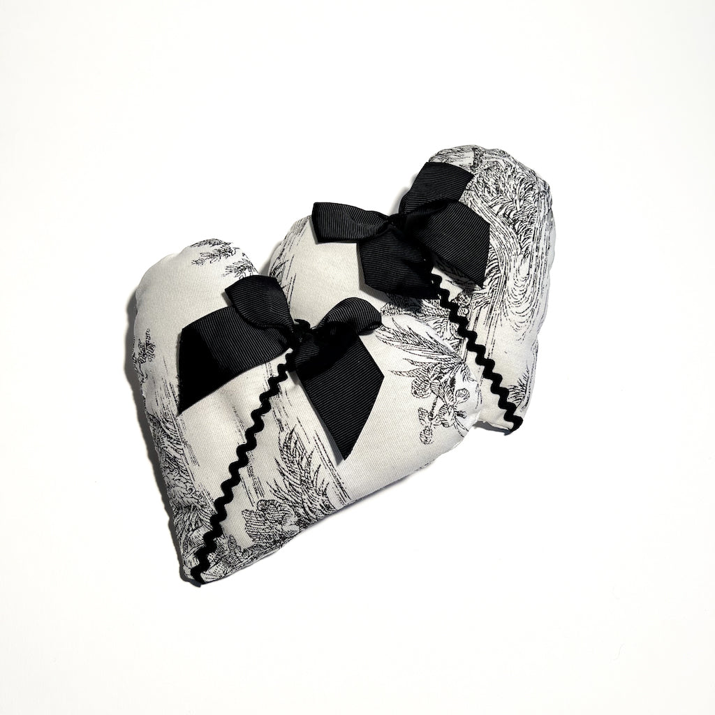 SET DI DUE MINI CUSCINI “CUORI NERI”