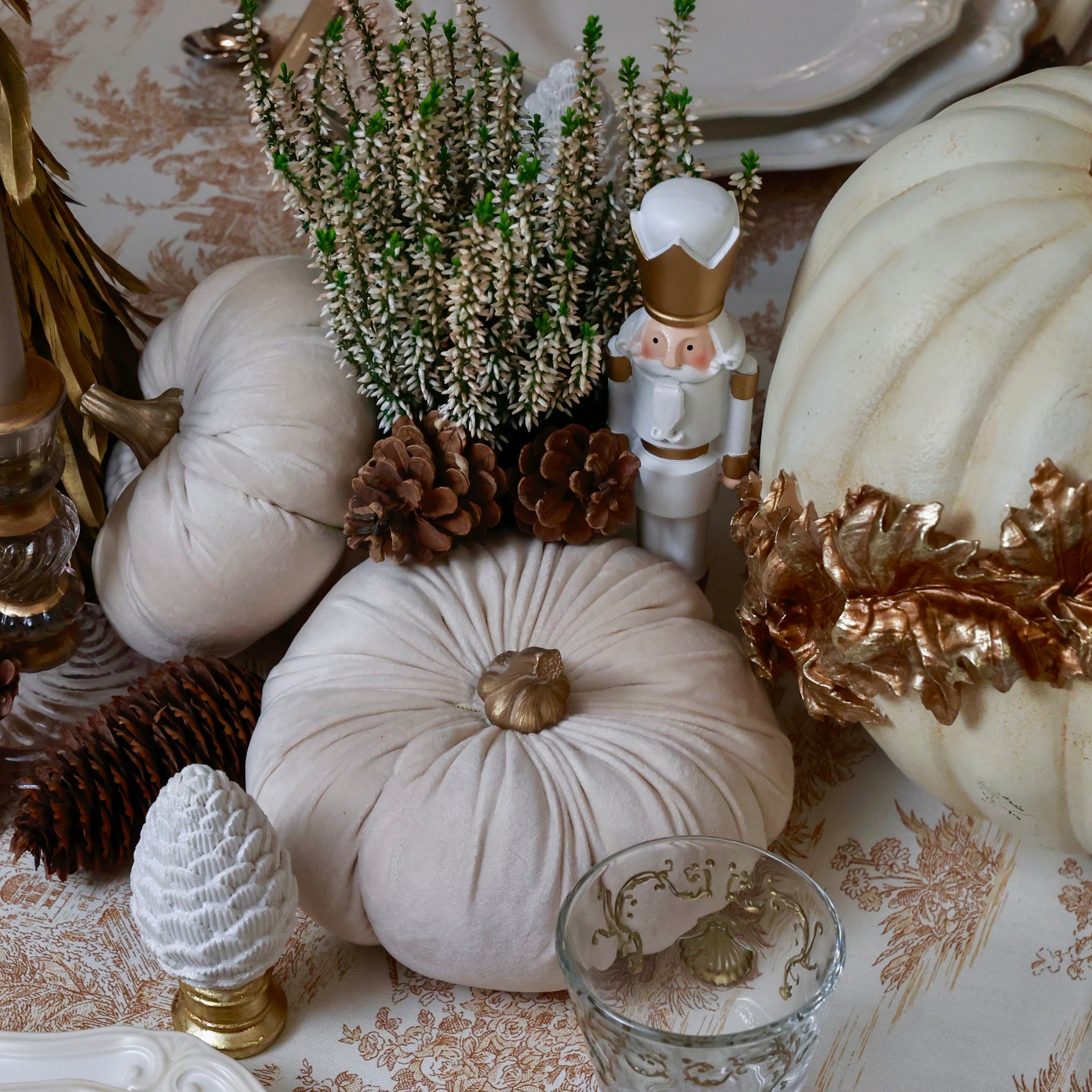 SCHIACCIANOCI MEDIUM BIANCHI E ORO