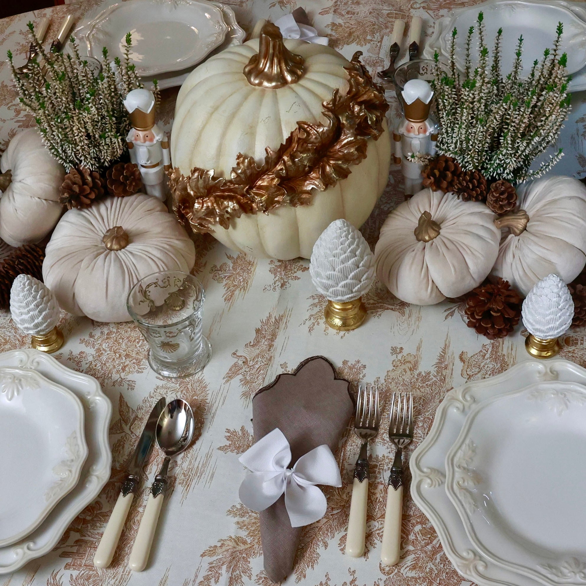 SET DI PIGNE BIANCHE E ORO