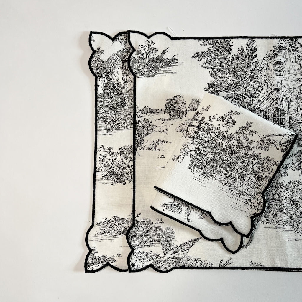 COPPIA DI TOVAGLIETTE E TOVAGLIOLI “TOILE DE JOUY NERO”