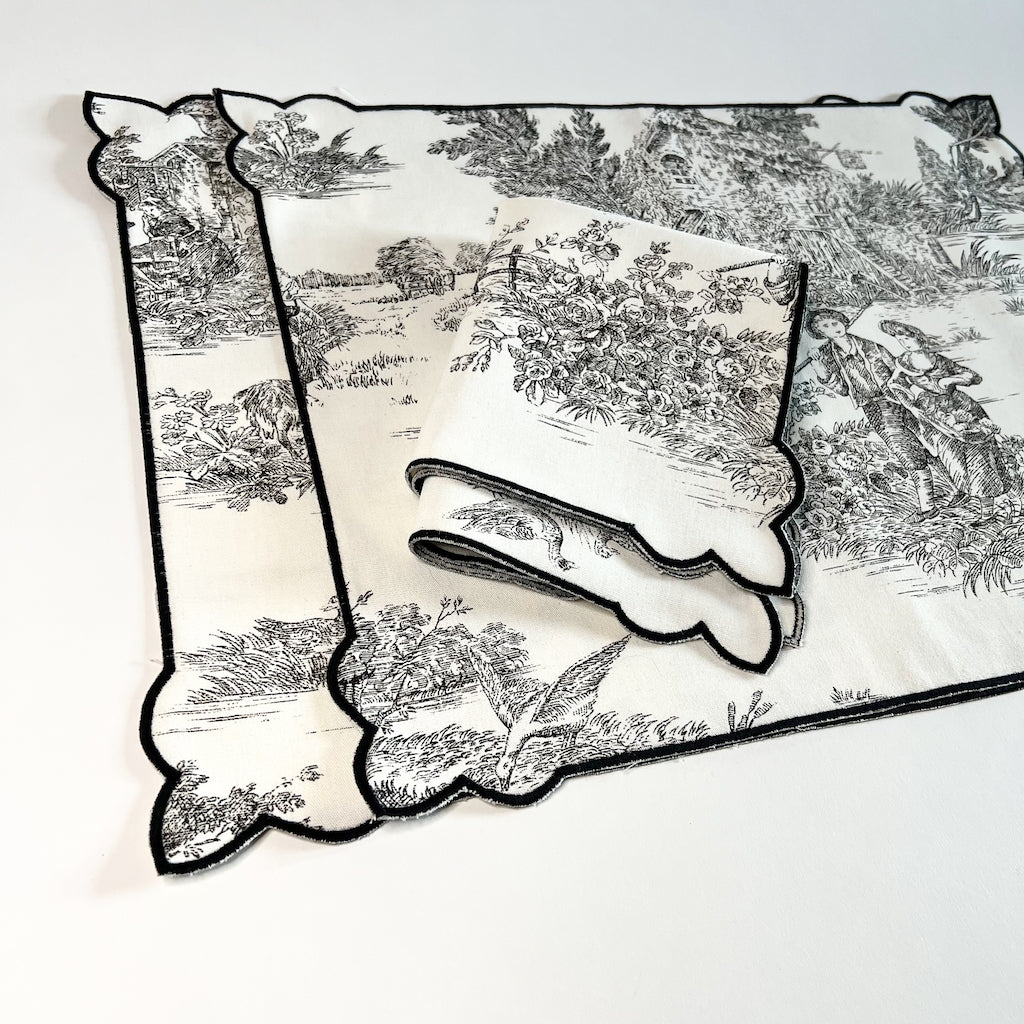 COPPIA DI TOVAGLIETTE E TOVAGLIOLI “TOILE DE JOUY NERO”
