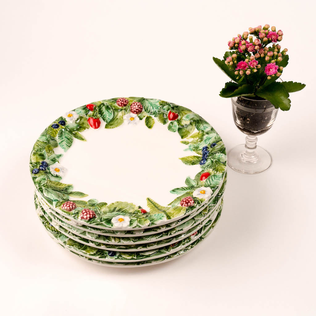 set piatti piani frutti di bosco