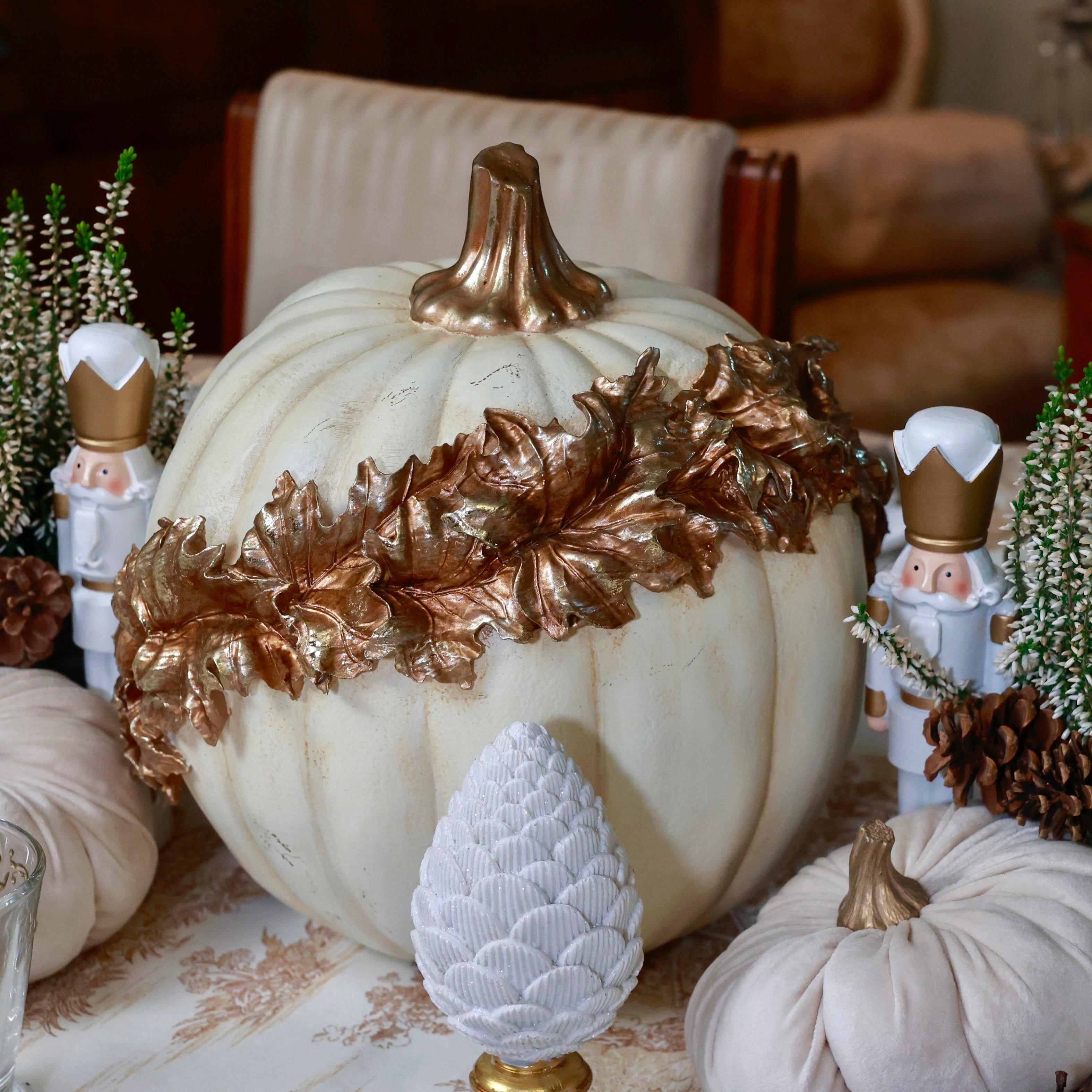 SCHIACCIANOCI MEDIUM BIANCHI E ORO