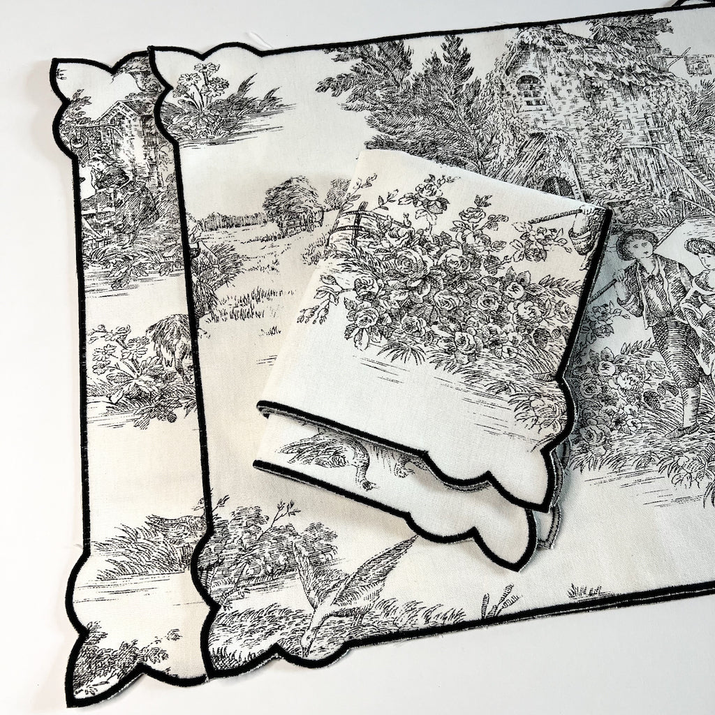 COPPIA DI TOVAGLIETTE E TOVAGLIOLI “TOILE DE JOUY NERO”