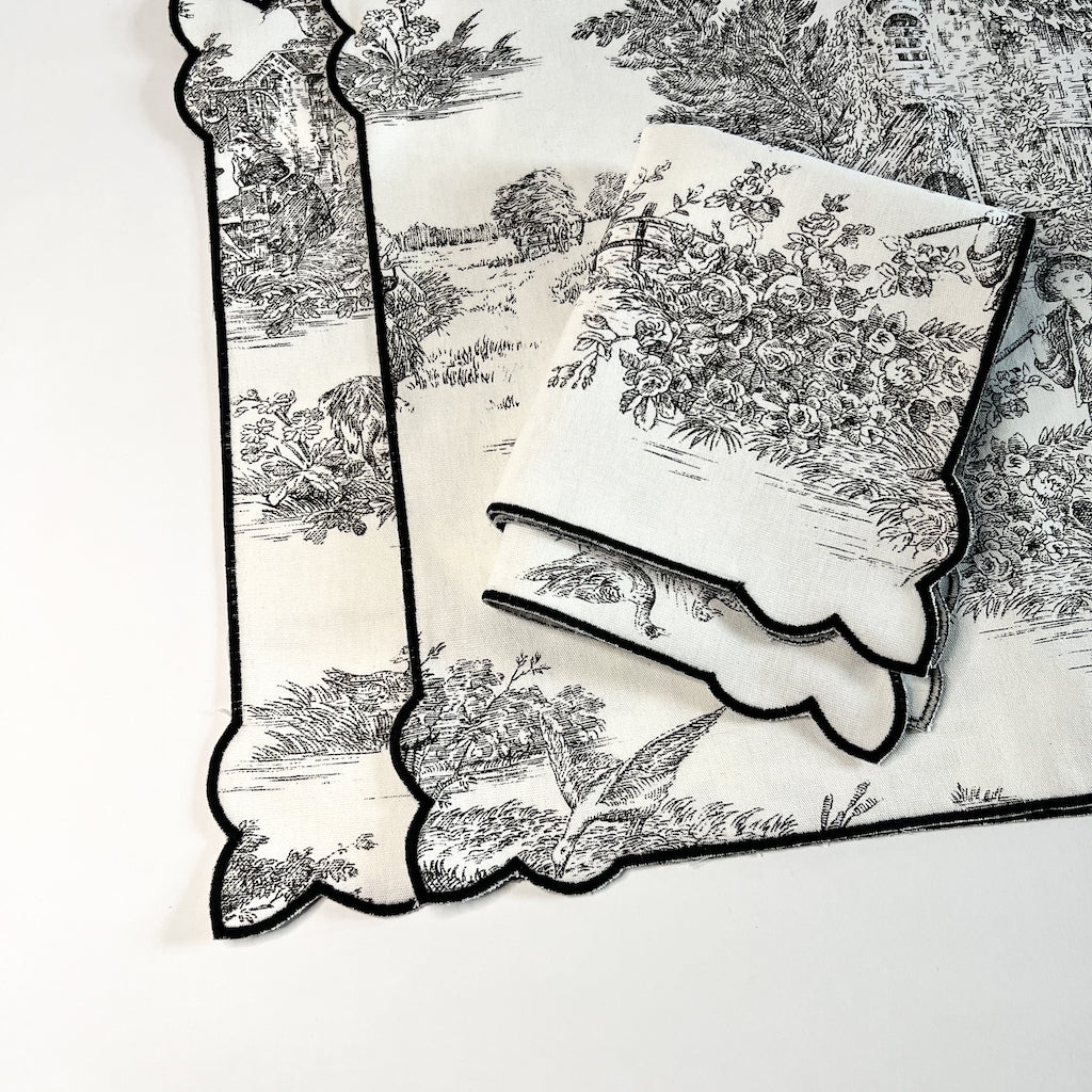 COPPIA DI TOVAGLIETTE E TOVAGLIOLI “TOILE DE JOUY NERO”